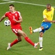 Miranda afasta a bola da zaga do Brasil e é cercado por Aleksandar Mitrovic, da Sérvia - Maxim Shemetov/Reuters