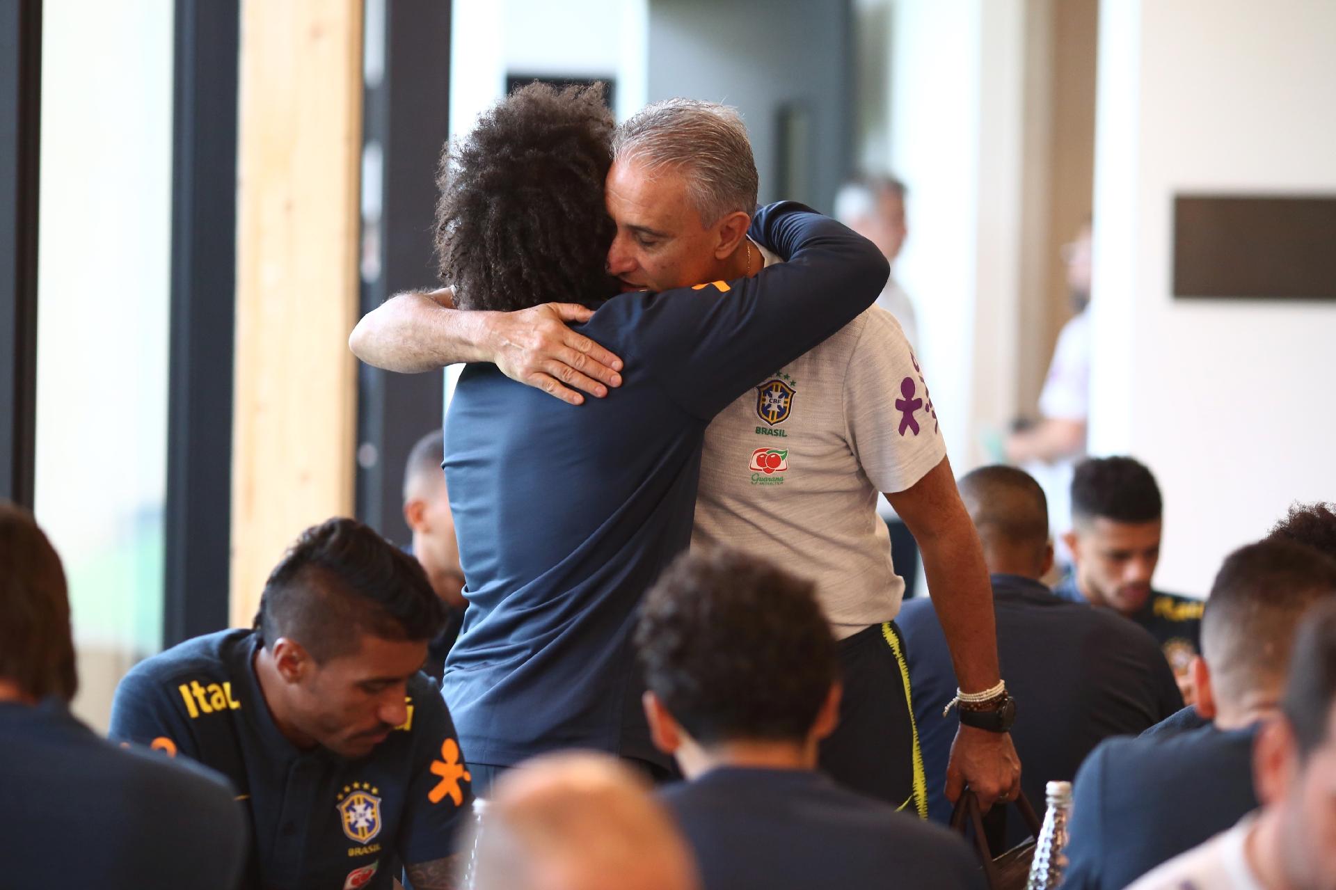 Marcelo cumprimenta Tite na chegada à seleção brasileira - Lucas Figueiredo/CBF