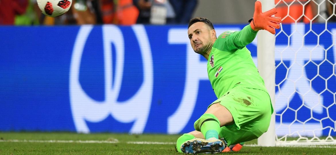 Danijel Subasic, da Croácia, defende o pênalti batido pelo russo Fedor Smolov - Shaun Botterill/Getty Images