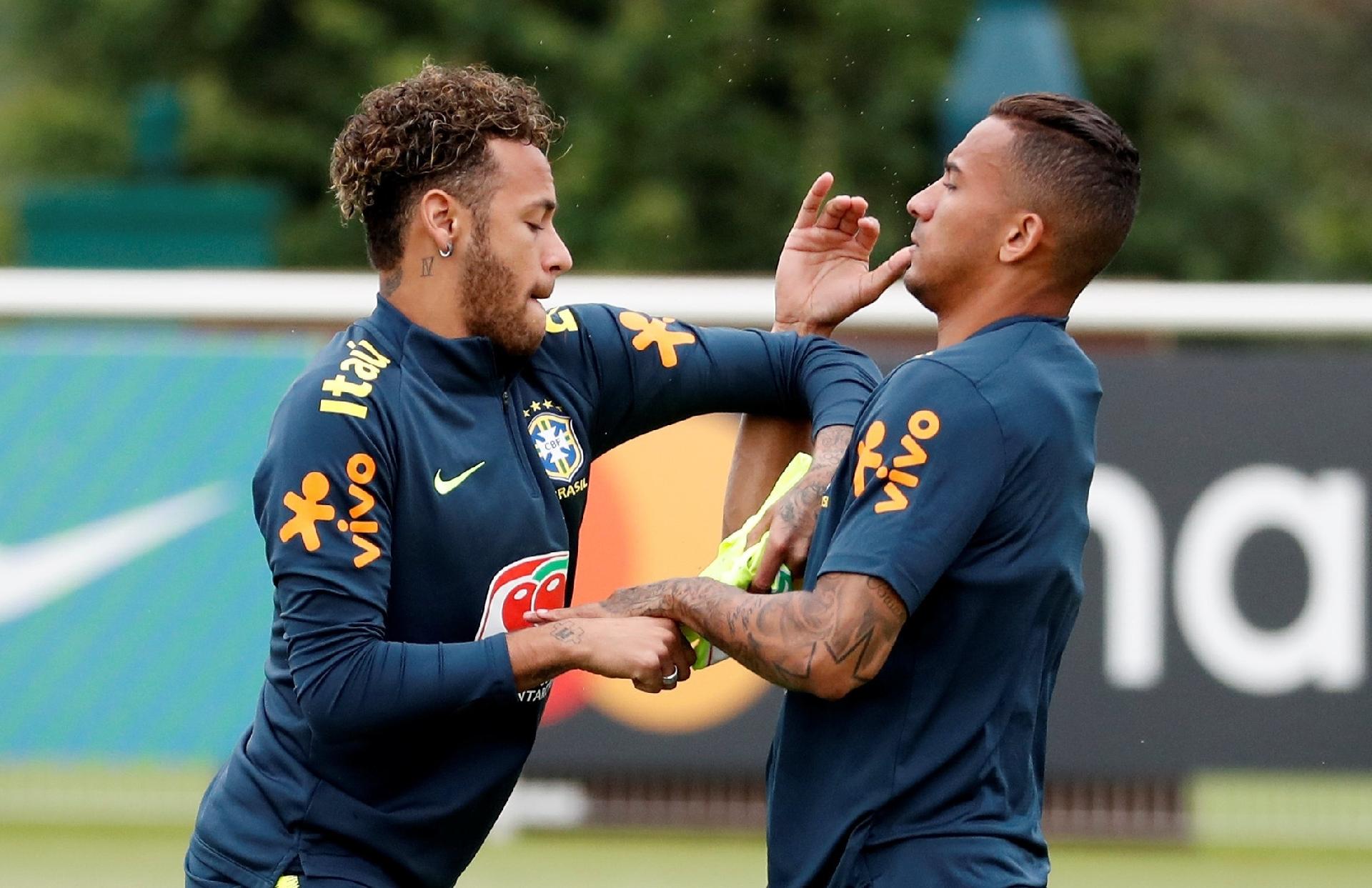 Neymar e Danilo, durante treino da seleção brasileira - Reuters/Matthew Childs