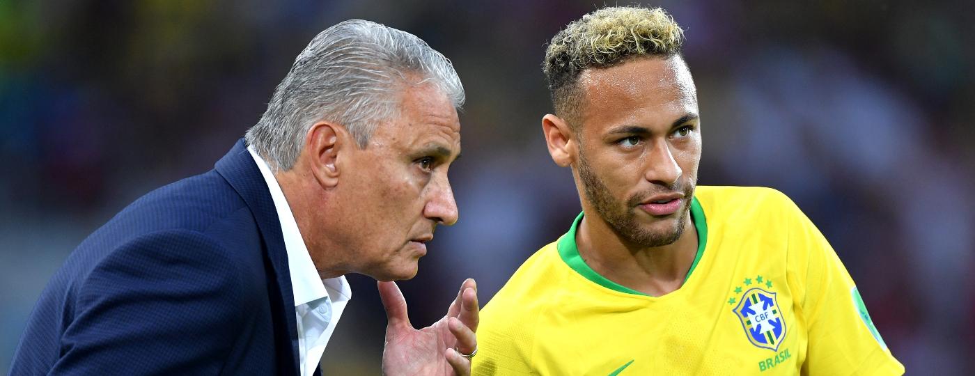 O técnico Tite passa orientações para Neymar durante o jogo entre Brasil e Sérvia - Stuart Franklin - FIFA/FIFA via Getty Images