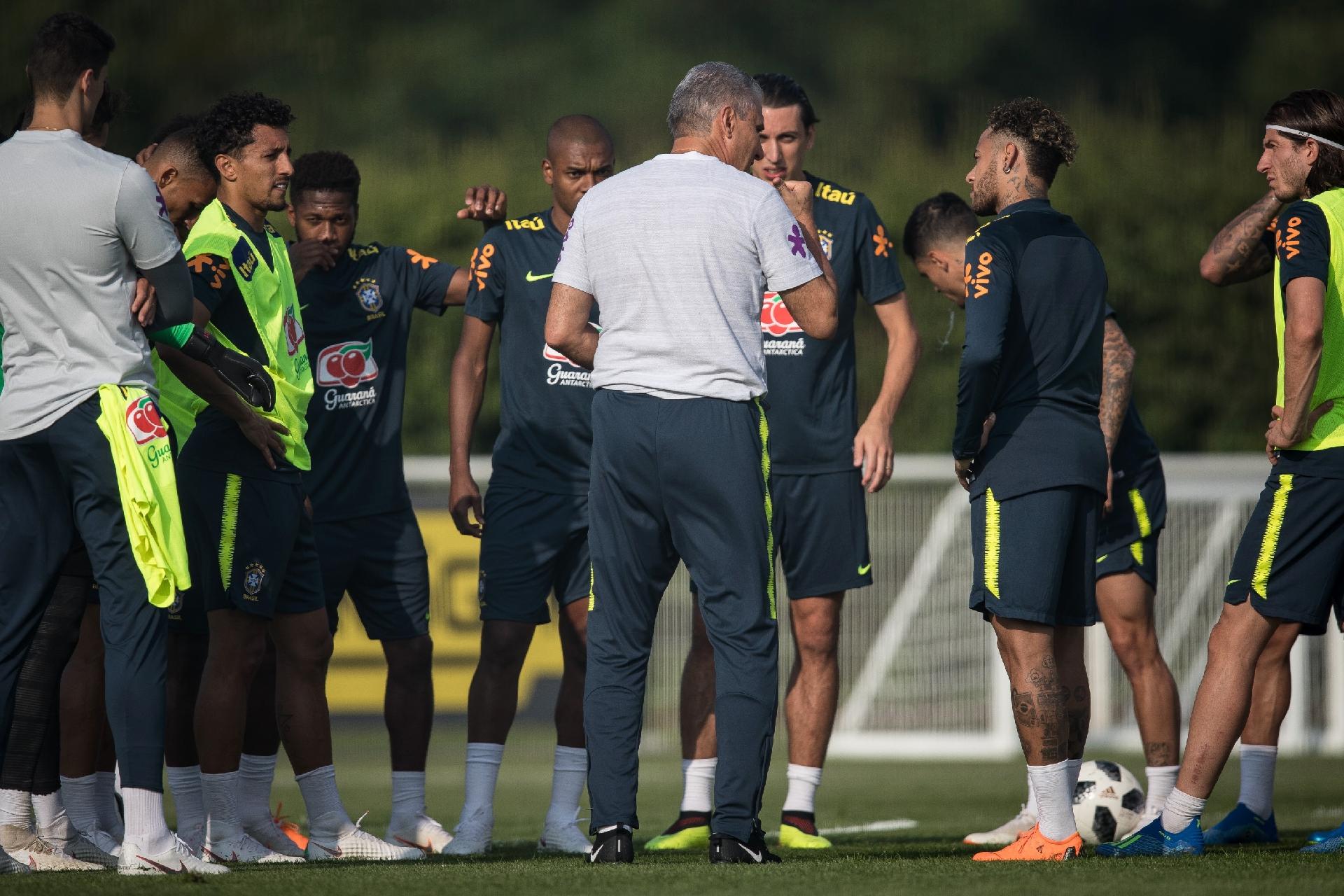 Tite conversa com jogadores da seleção brasileira durante atividade em Londres - Pedro Martins / MoWA Press