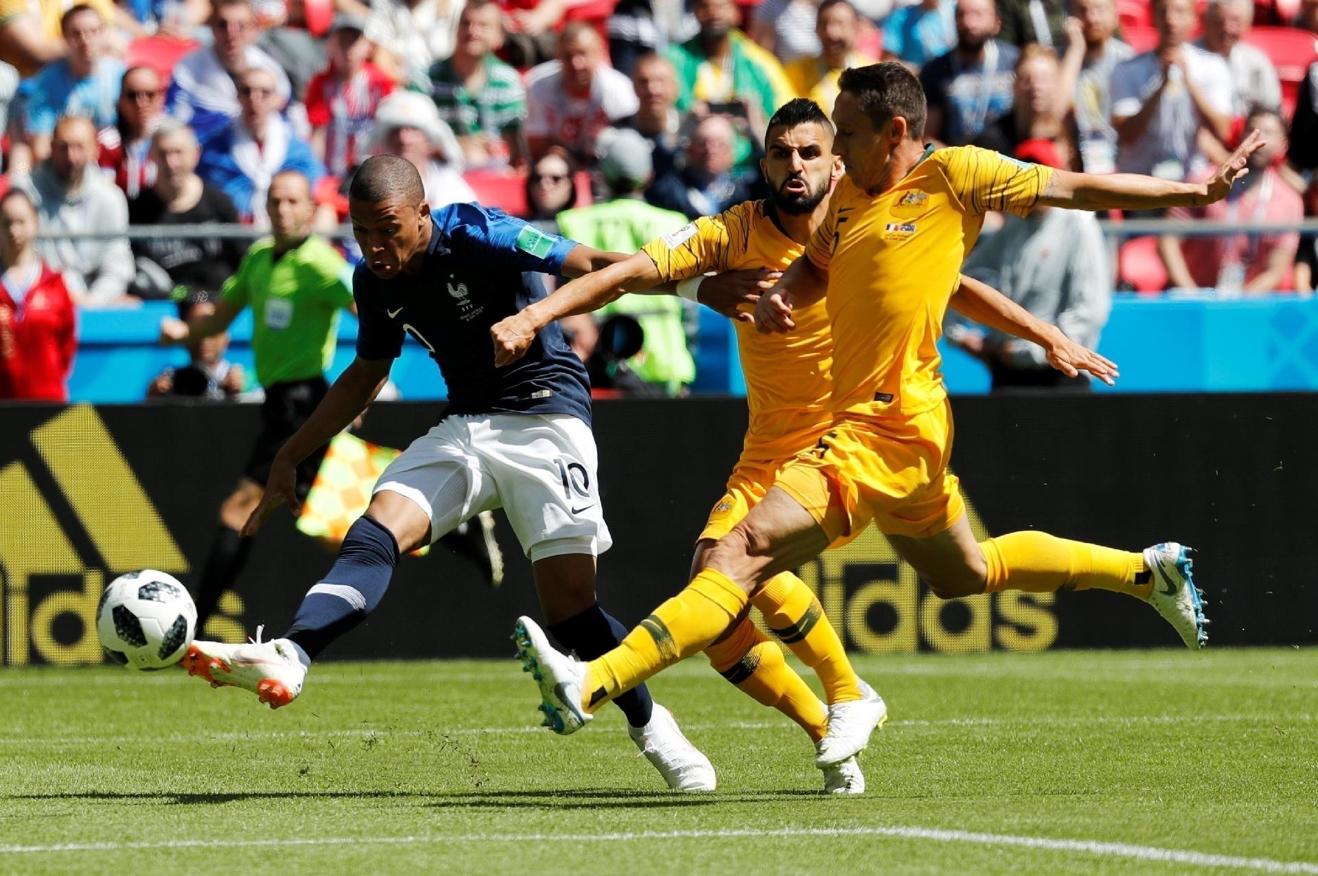 Mbappé arrisca primeira finalização com perigo na partida - Reuters