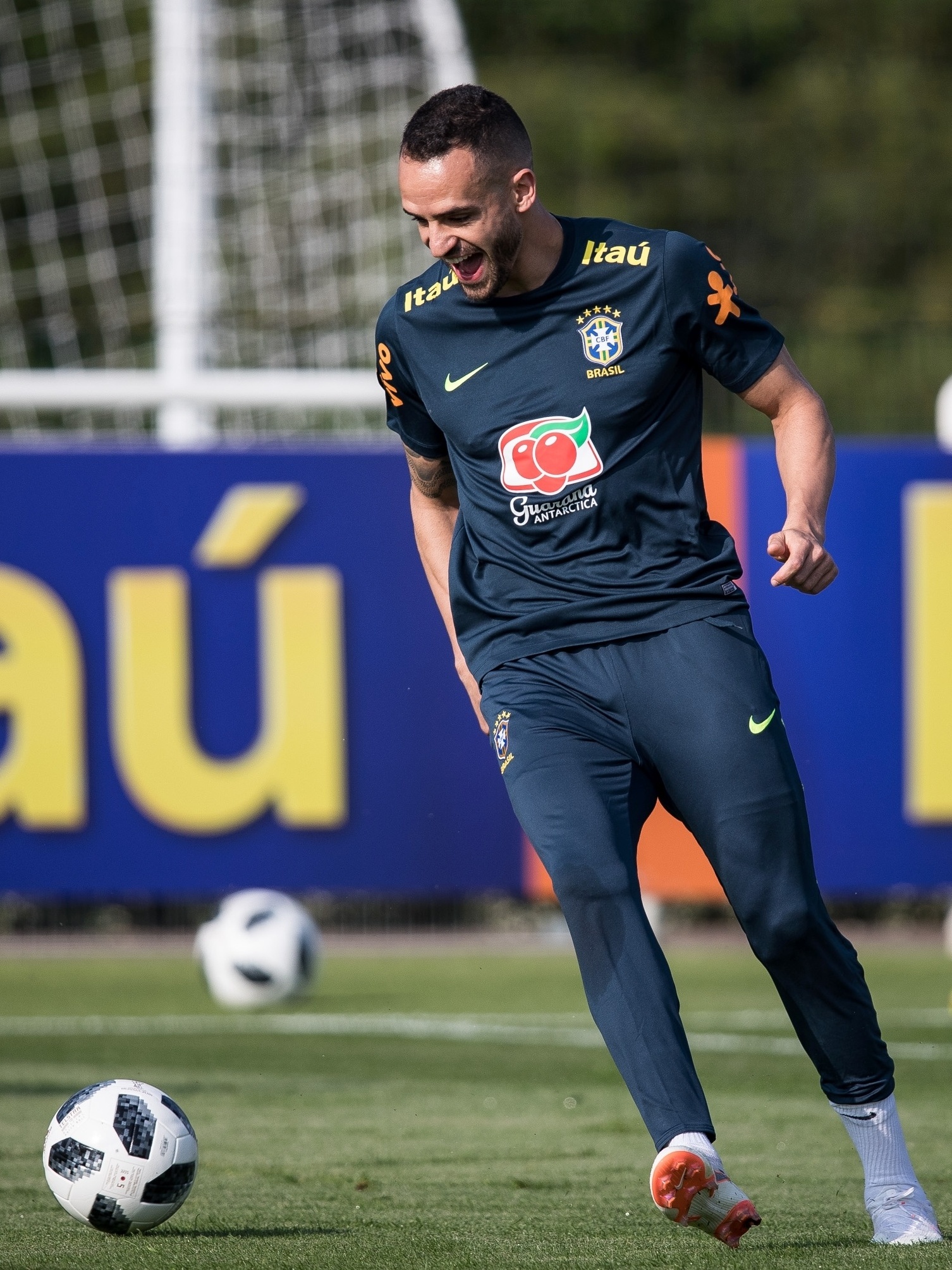 Copa do Mundo 2018: Renato Augusto tem dores no joelho, perde treinos e é  dúvida para amistoso - UOL Copa do Mundo 2018