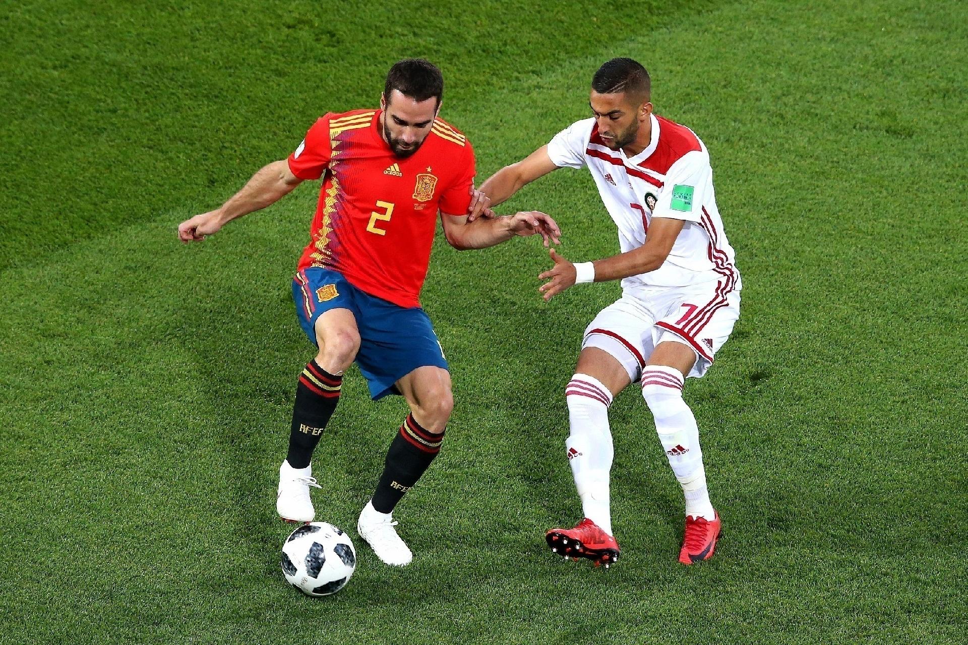 Em um dos primeiros lances da partida, Daniel Carvajal, da Espanha, é desafiado por Hakim Ziyach, do Marrocos - Alex Livesey/Getty Images