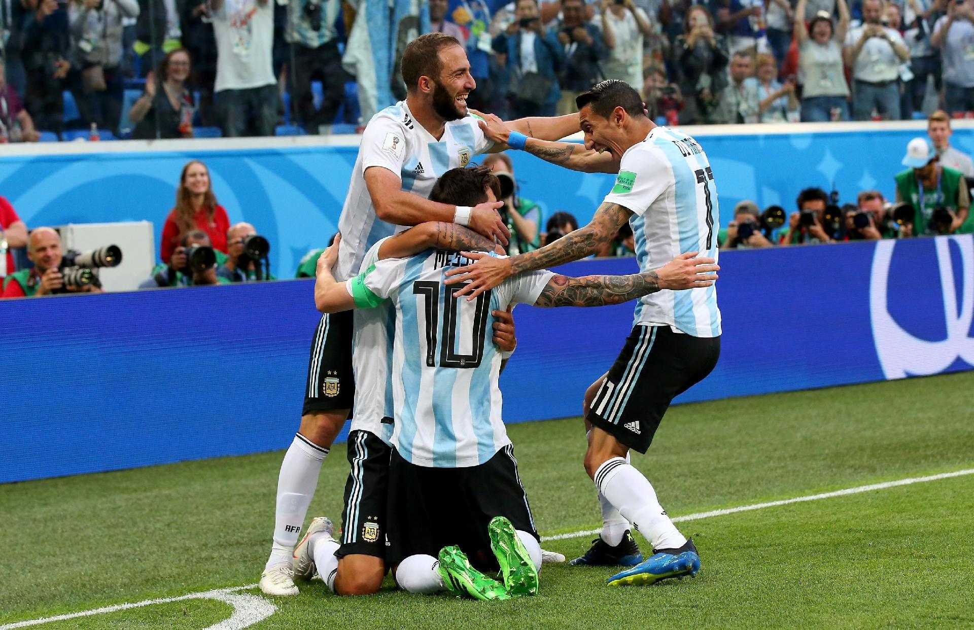 Jogadores da Argentina comemoram gol de Lionel Messi conra a Nigéria - Alex Livesey/Getty Images