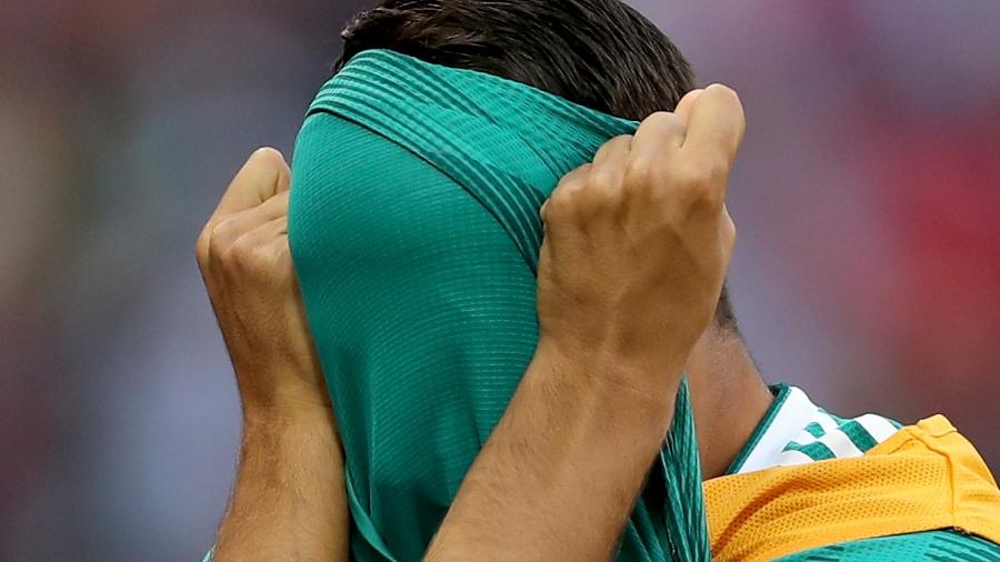 Khedira esconde o rosto após derrota por 2 a 0 para a Coreia do Sul - Getty Images