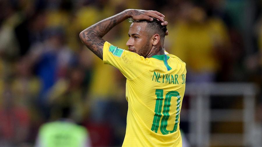 Neymar lamenta chance perdida pelo Brasil em jogo contra a Sérvia - Buda Mendes/Getty Images