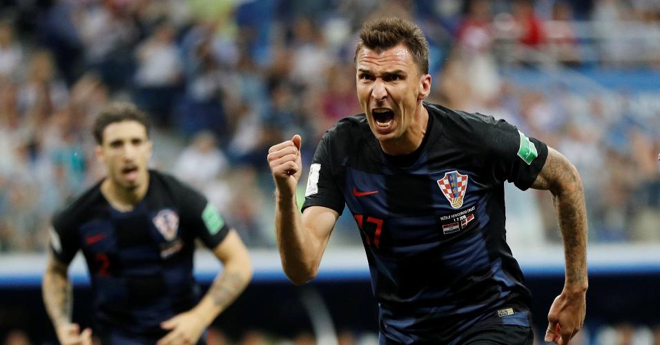 Mario Mandzukic comemora gol da Croácia contra a Dinamarca