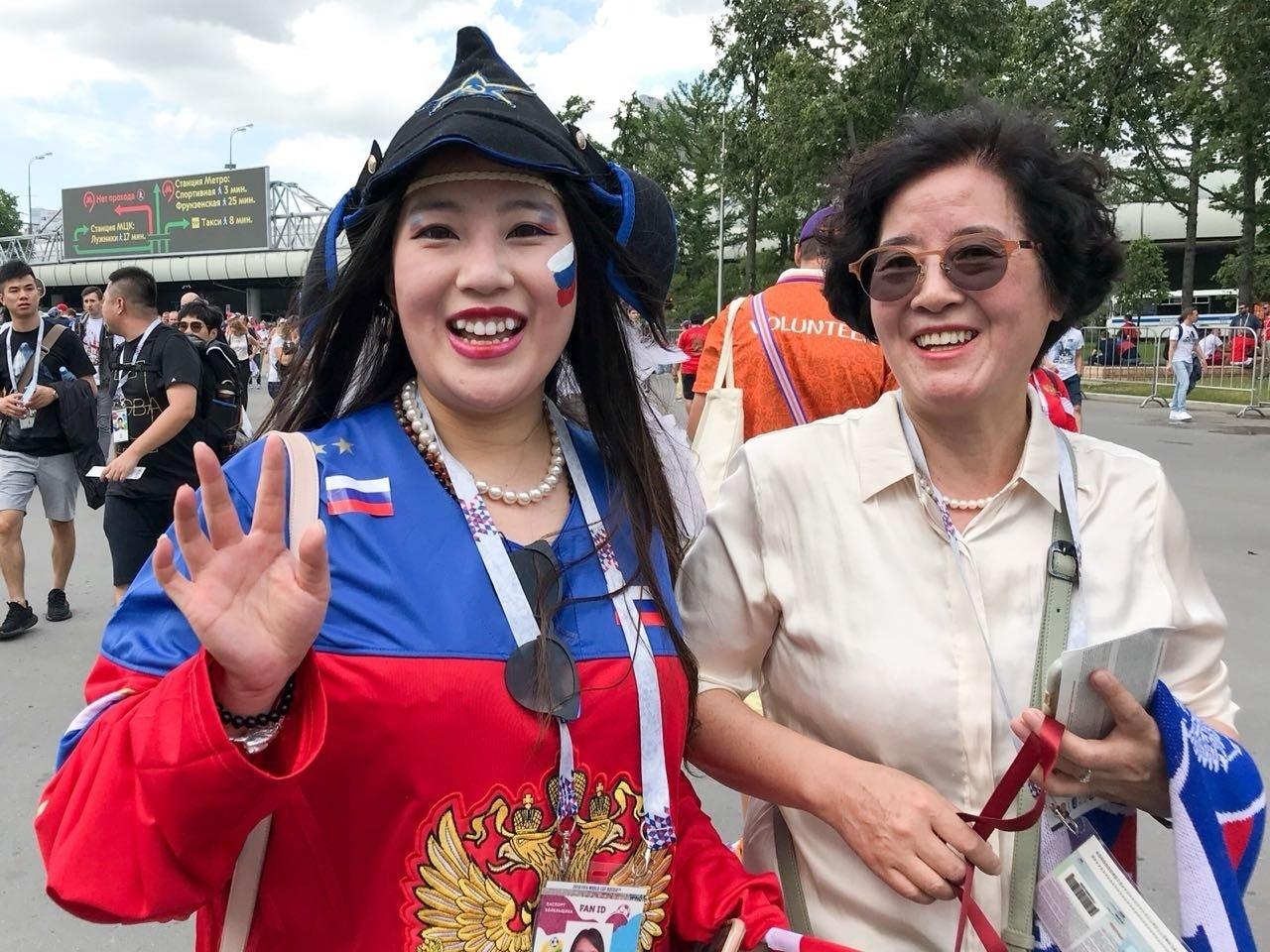 Torcedoras com uniforme da Rússia chegam ao estádio para duelo contra a Espanha - Marcus Mesquita/UOL