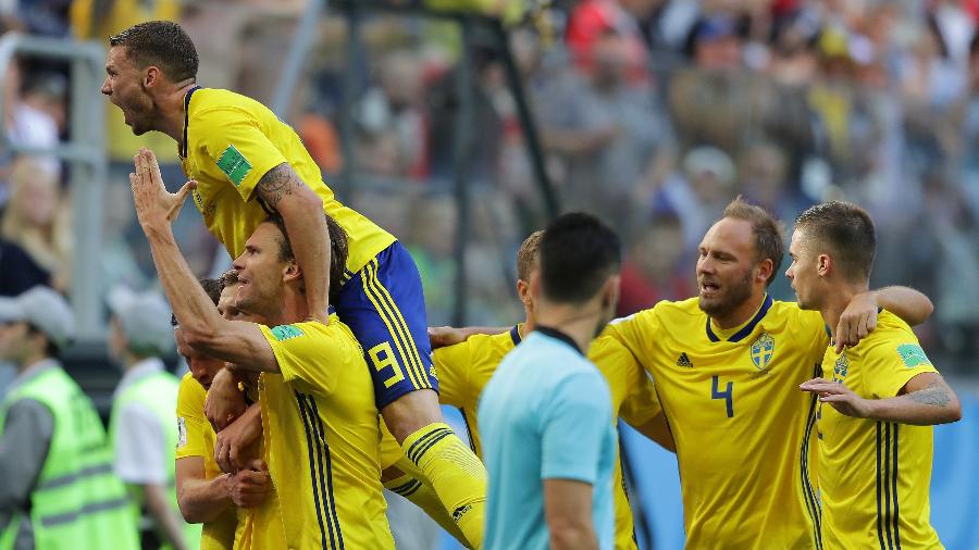 Emil Forsberg, da Suécia, comemora com companheiros o gol que abriu o placar contra a Suíça - Richard Heathcote/Getty Images