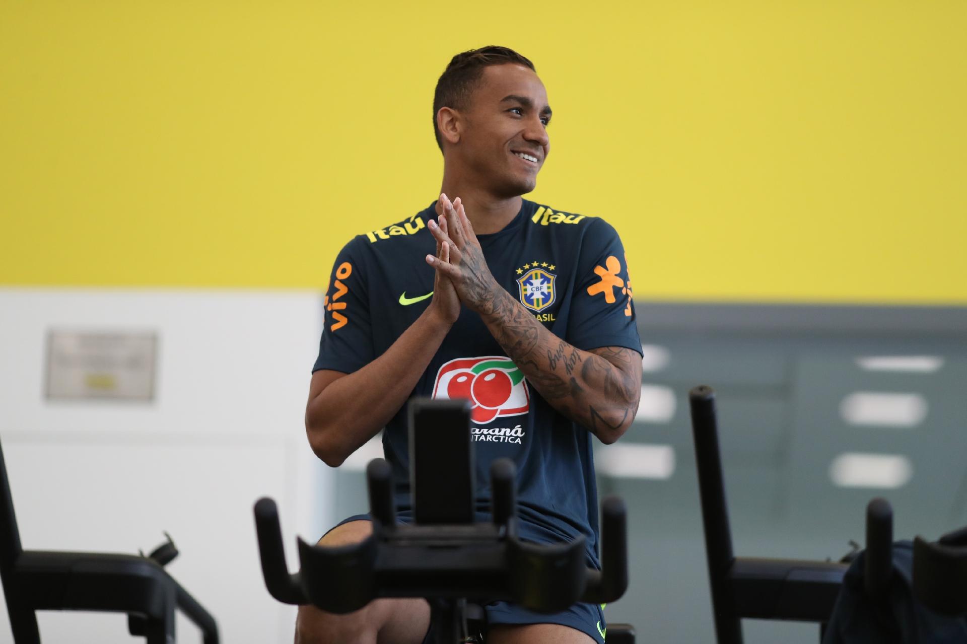 Lateral Danilo passa por avaliação física - Lucas Figueiredo/CBF
