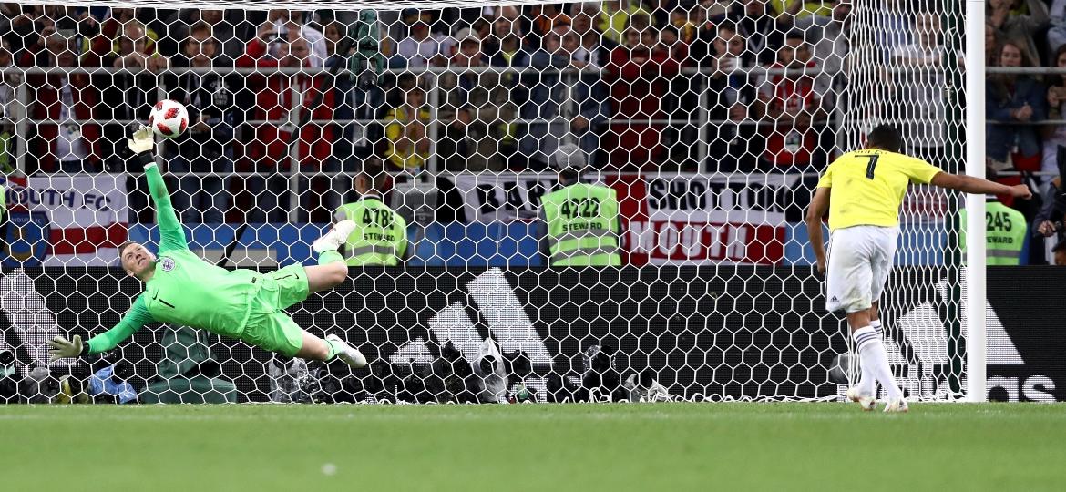 Jordan Pickford, goleiro da Inglaterra, defende pênalti da Colômbia - Ryan Pierse/Getty Images