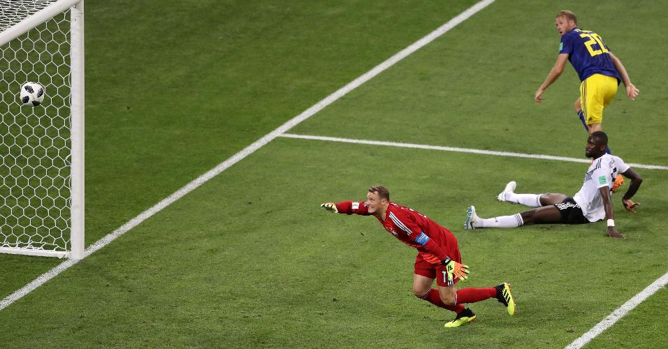 Manuel Neuer, da Alemanha, tenta se recuperar após chute de cobertura de Ola Toivonen, da Suécia