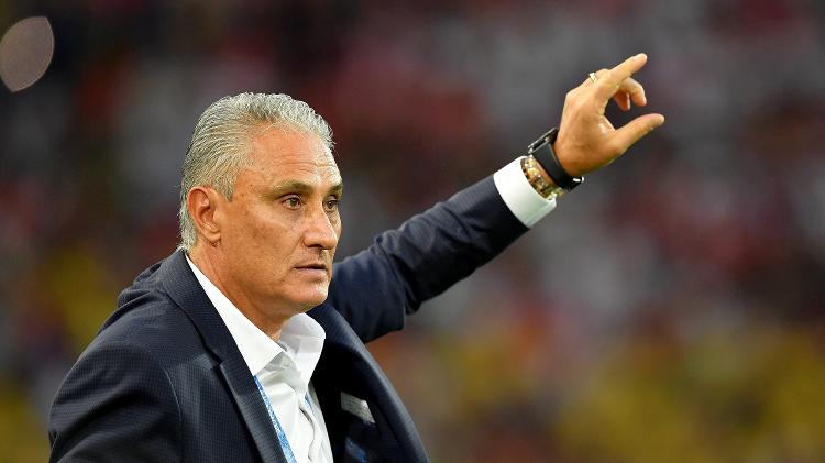 O técnico Tite orienta os jogadores do Brasil durante jogo contra a Sérvia - Stuart Franklin - FIFA/FIFA via Getty Images - Stuart Franklin - FIFA/FIFA via Getty Images