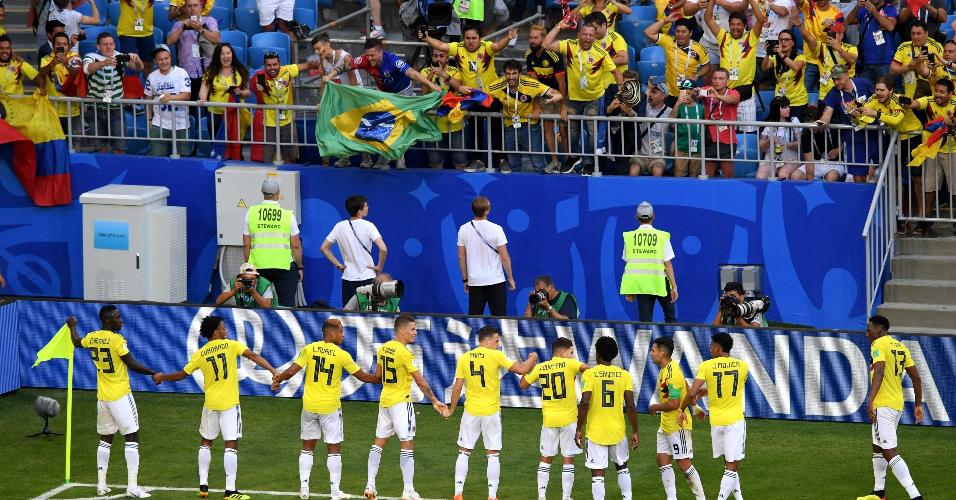 Jogadores da Colômbia comemoram o gol de Mina contra Senegal