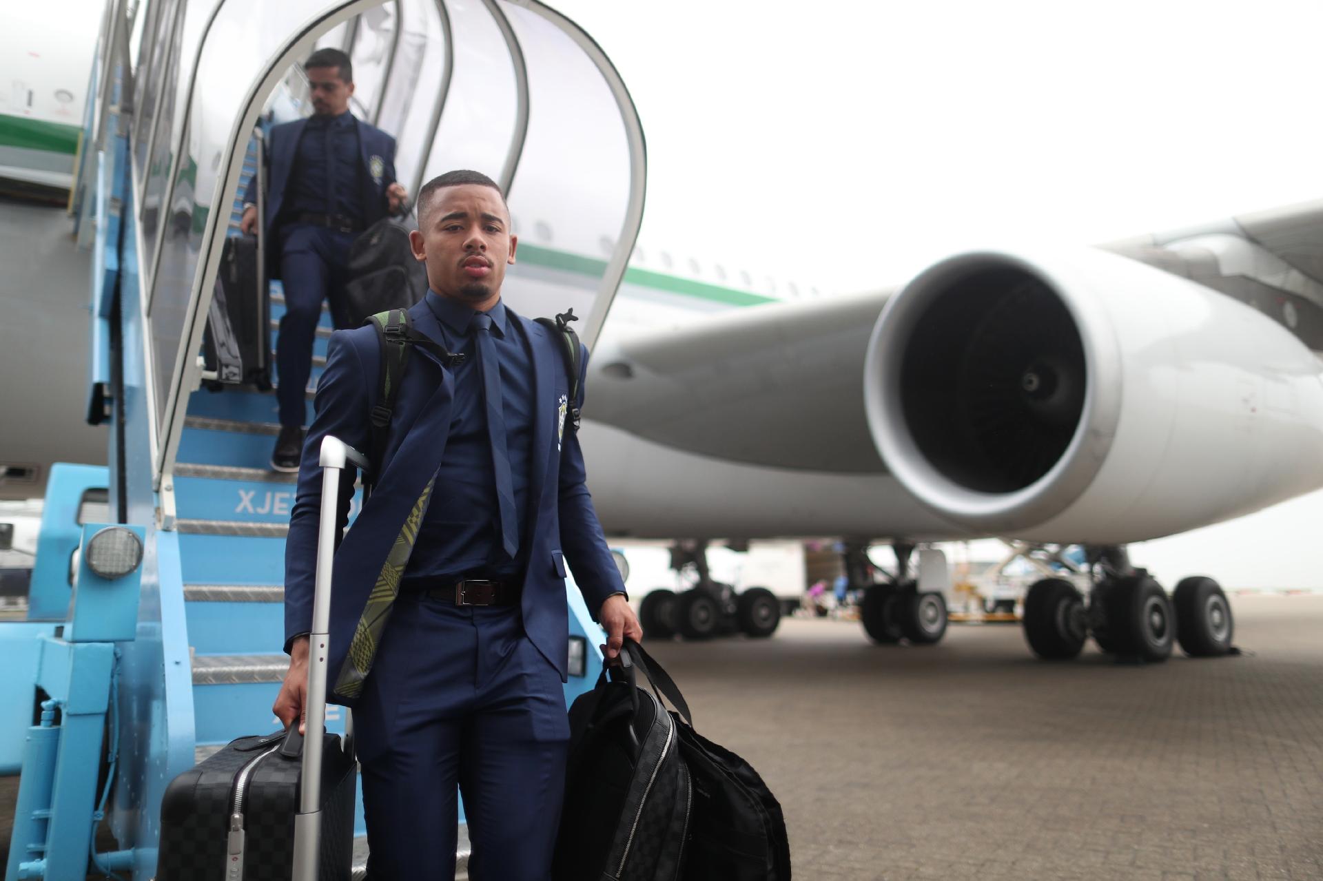 Gabriel Jesus desembarca em Londres com a seleção brasileira - Lucas Figueiredo/CBF