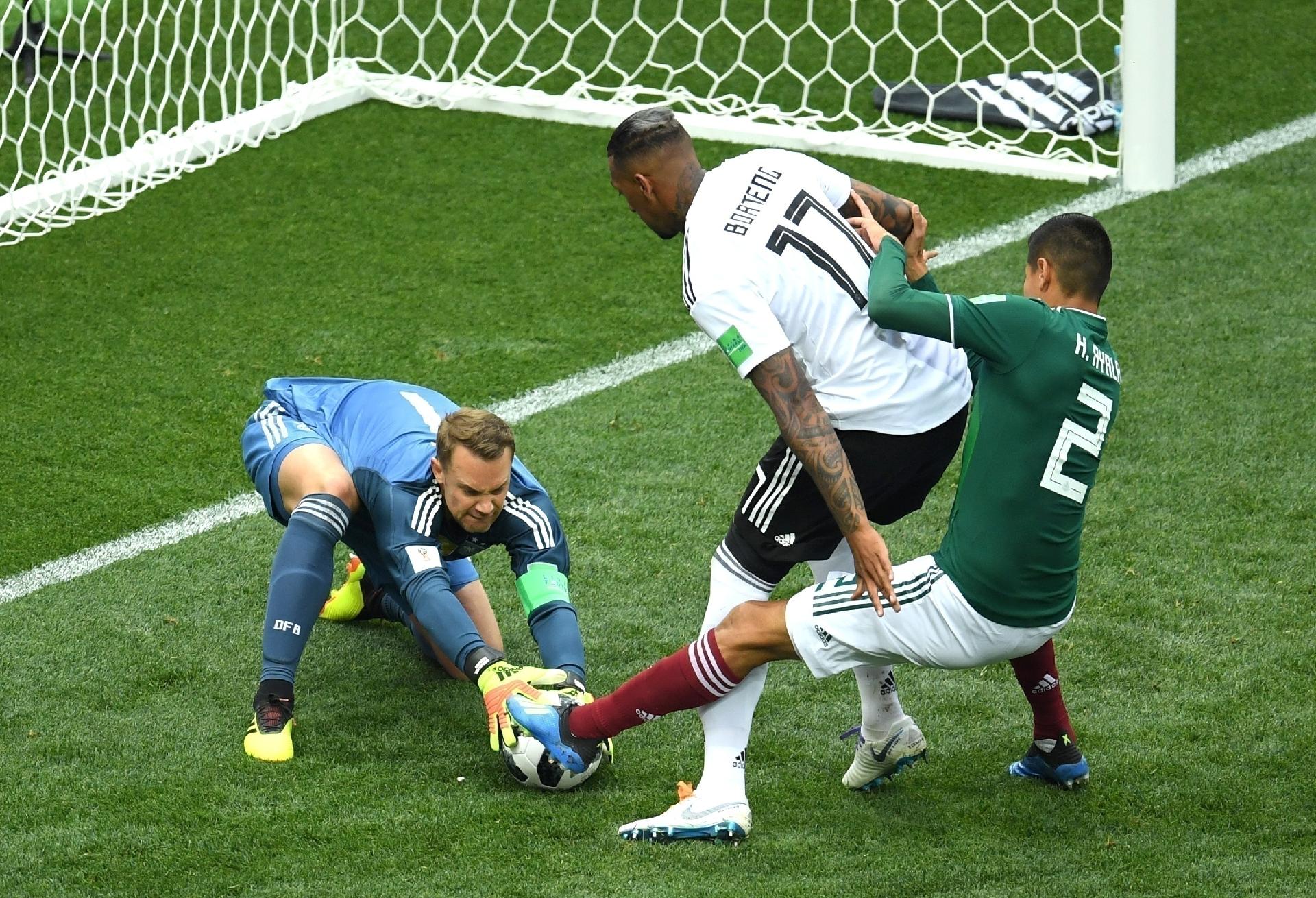 Goleiro da Alemanha, Manuel Neuer defende tentativa de Hugo Ayala, do México - Matthias Hangst/Getty Images