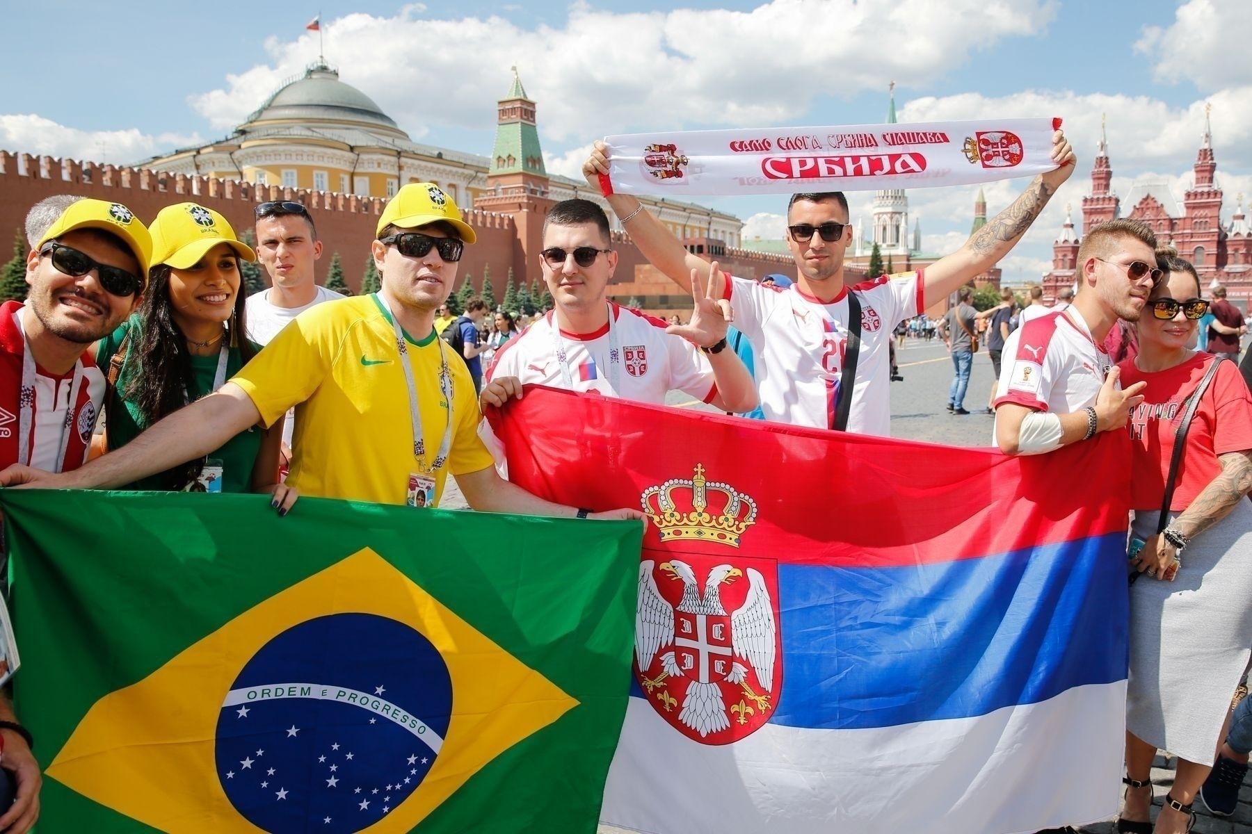 Torcedores brasileiros e sérvios se encontram nos arredores do estádio - AFP PHOTO / Maxim ZMEYEV