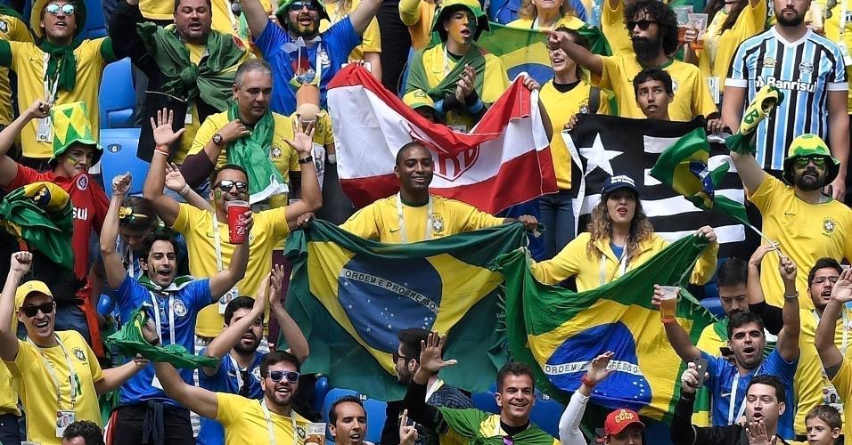 Torcida brasileira presente no estádio em São Petersburgo para partida contra a Costa Rica