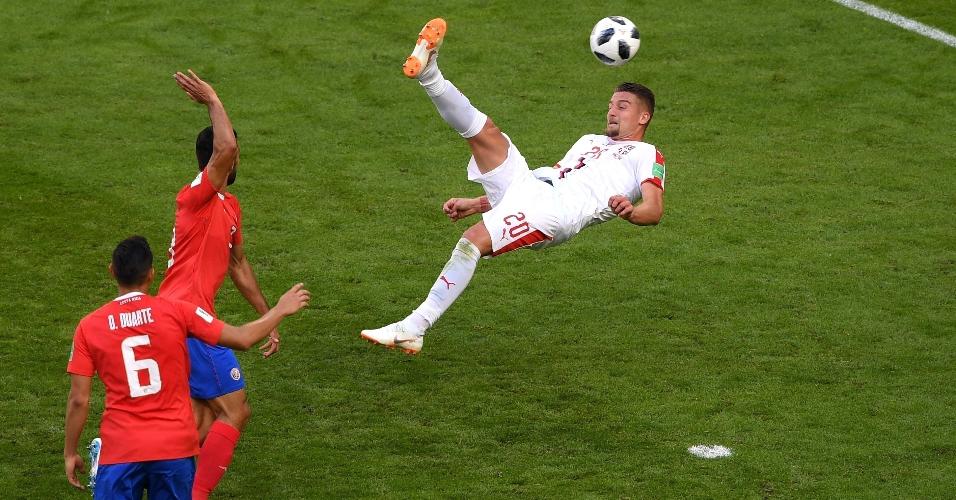 Milinkovic-Savic acerta linda bicicleta. Navas defendeu