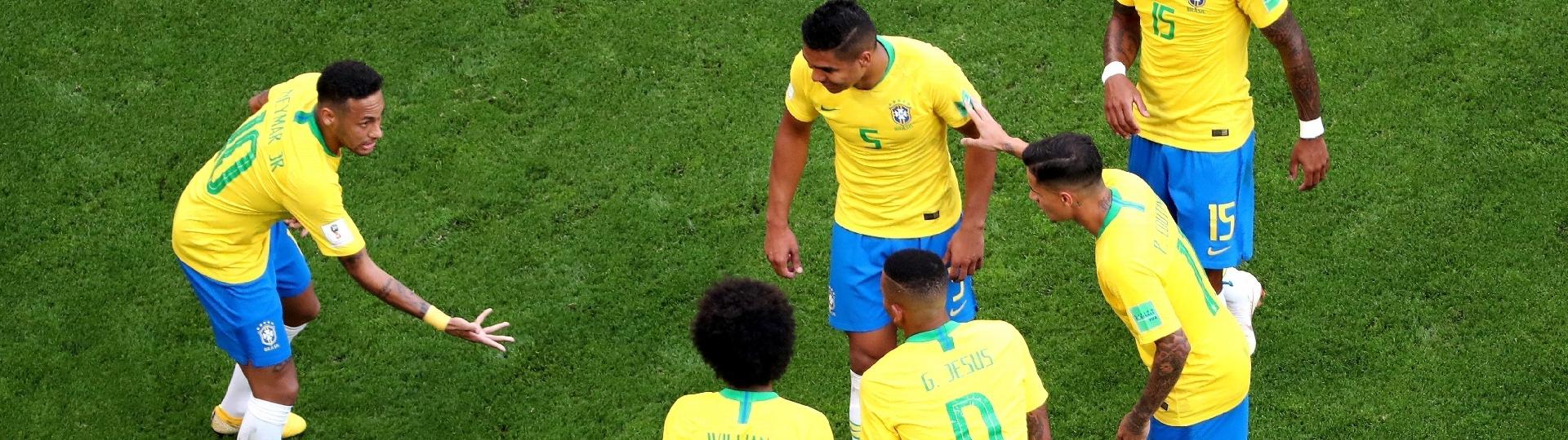 Neymar comemora o gol com os jogadores do Brasil