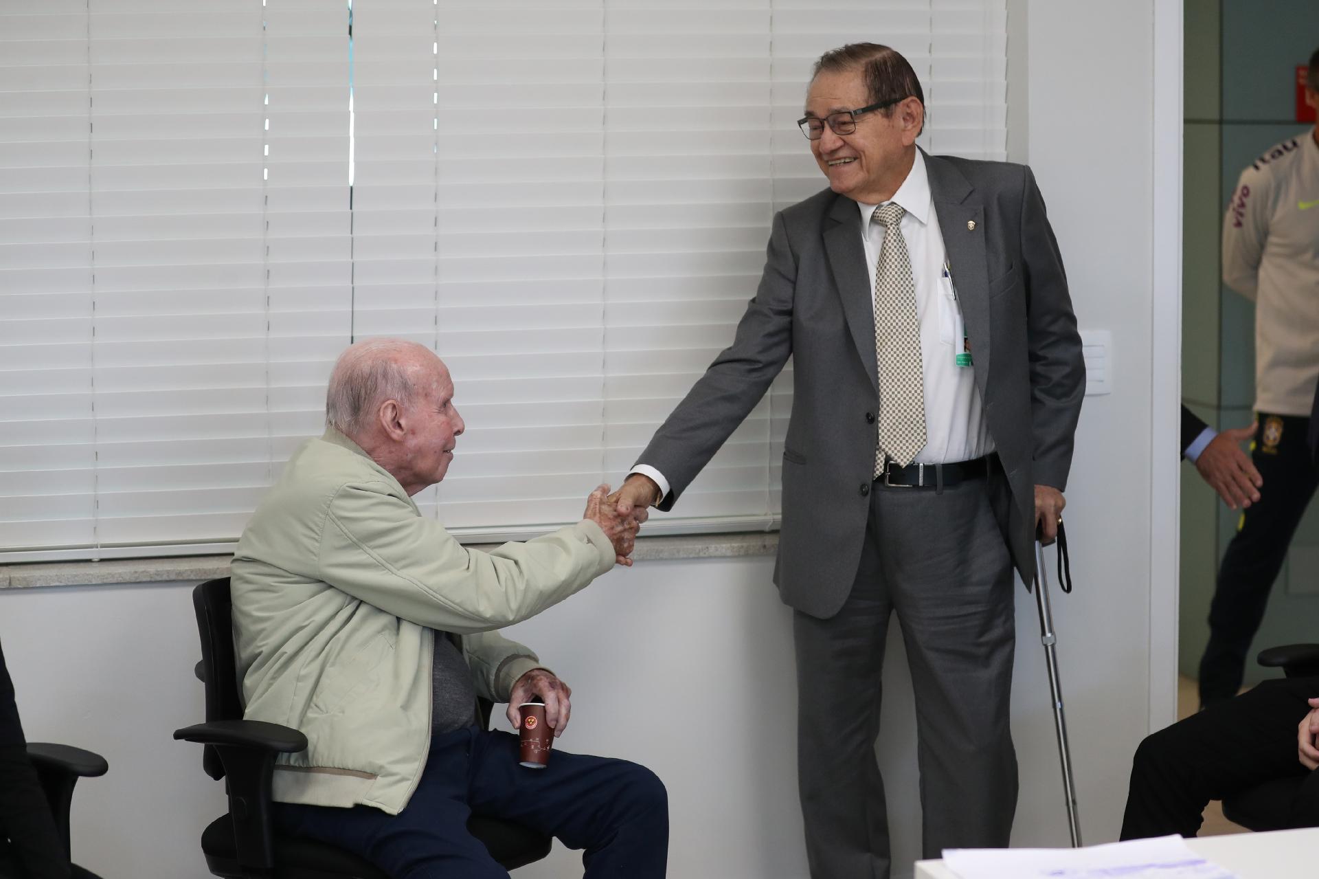 Zagallo cumprimenta Coronel Nunes, vice-presidente da CBF - Lucas Figueiredo/CBF