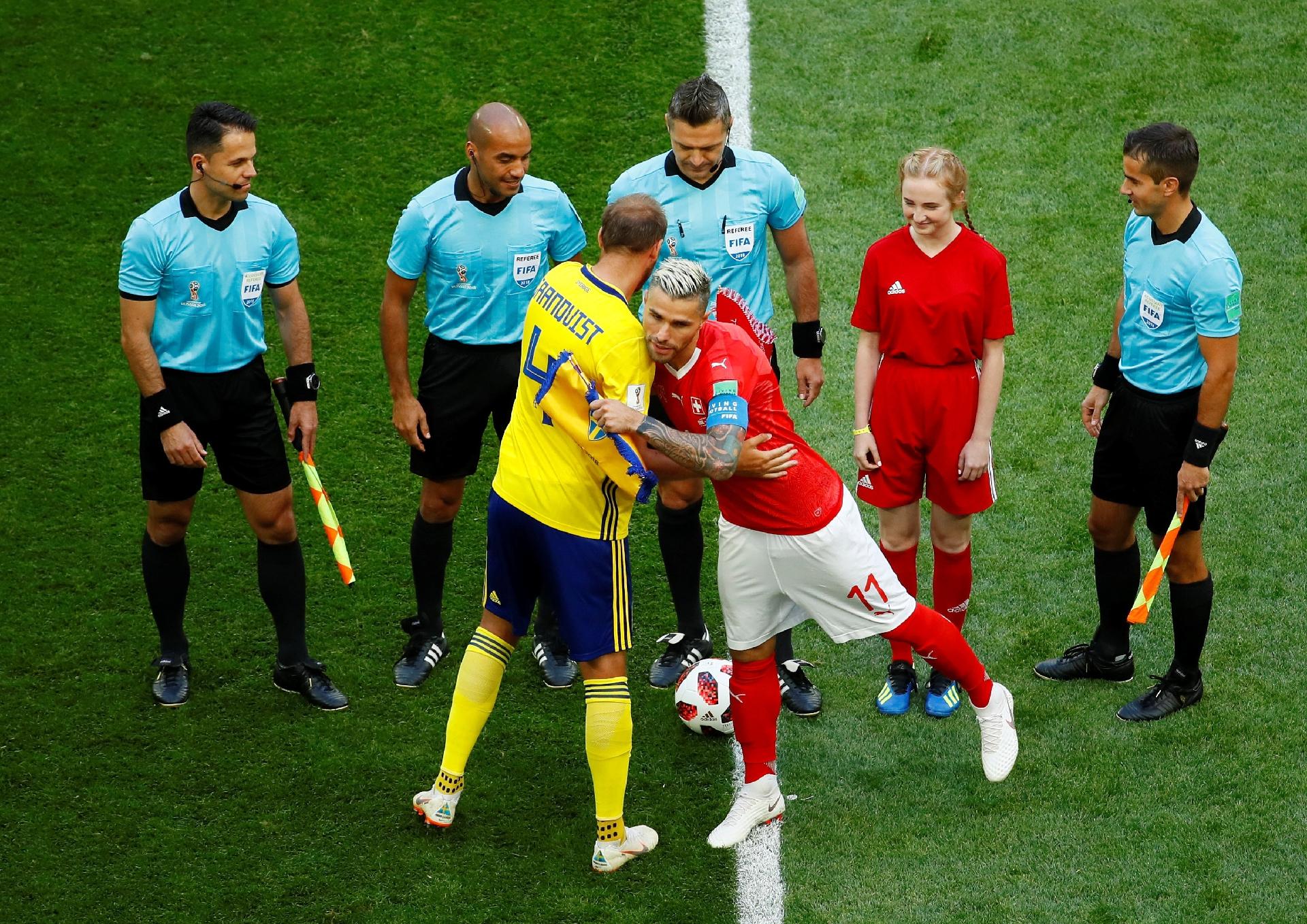 Os capitães de Suécia, Andreas Granqvist, e Suíça, Valon Behrami,cumprimentam-se antes do jogo - Jason Cairnduff/Reuters