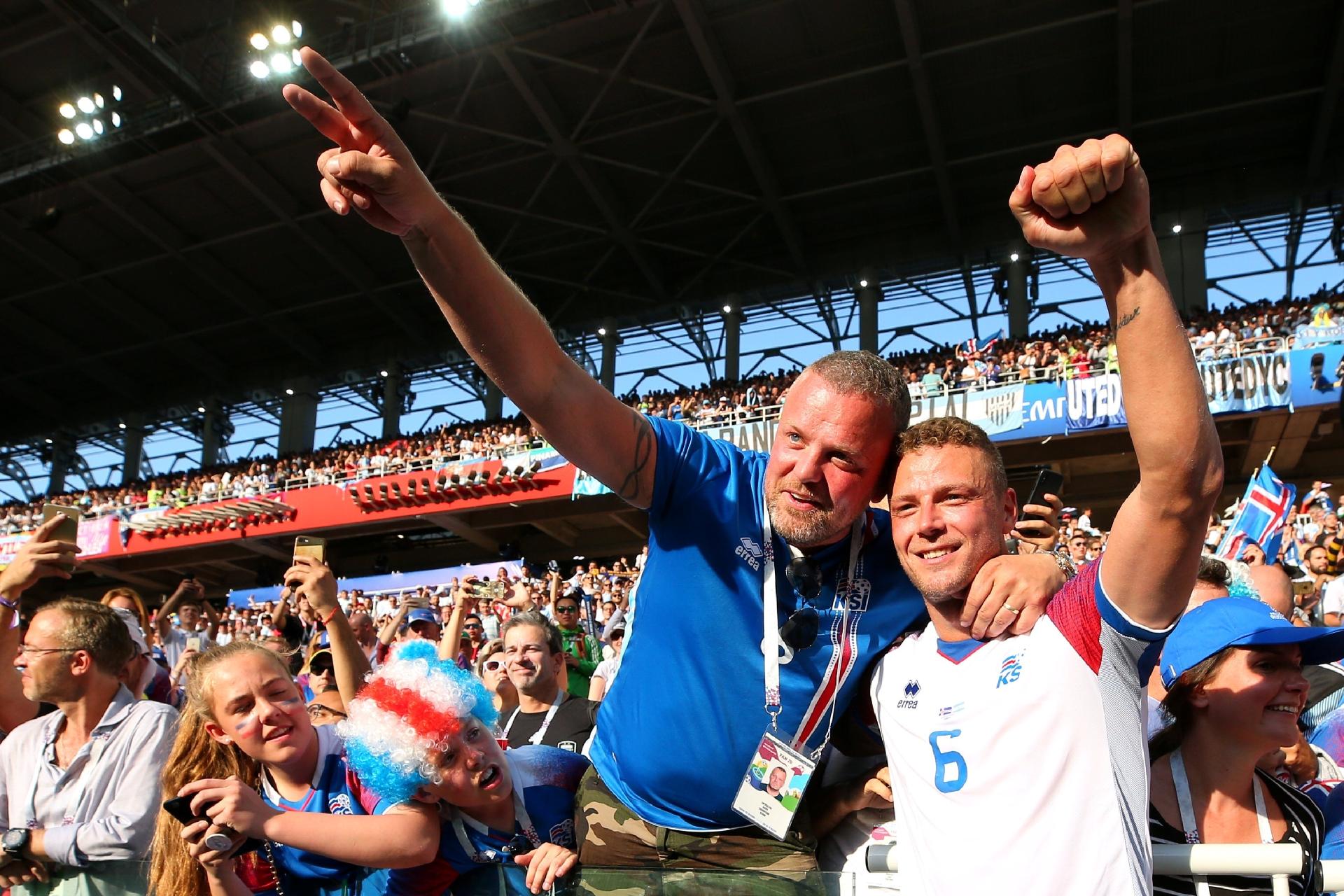 Jogadores da Islândia comemoram empate com a Argentina nos braços da torcida - ALBERT GEA/Reuters
