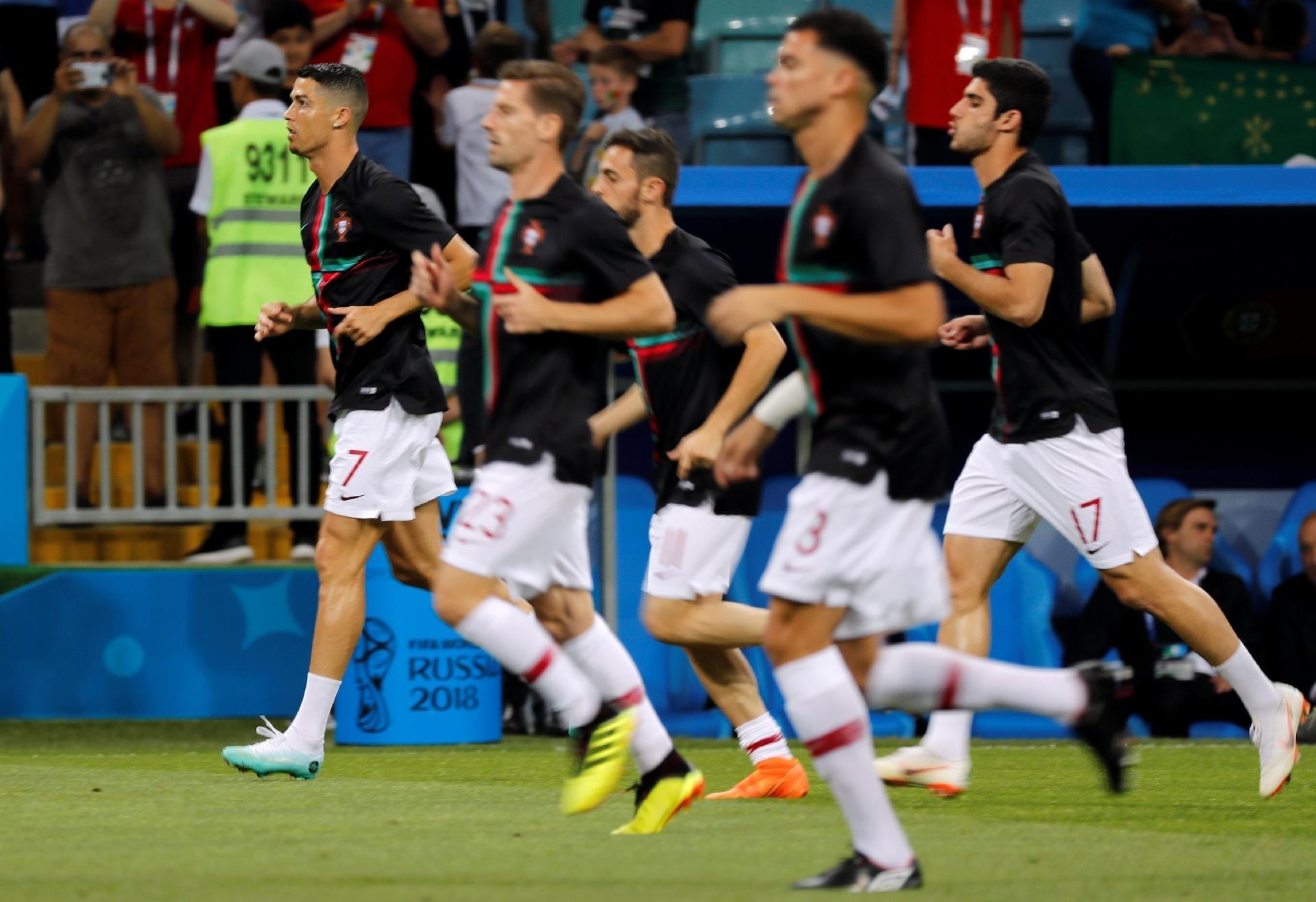 Jogadores portugueses se aquecem em Sochi - REUTERS/Toru Hanai