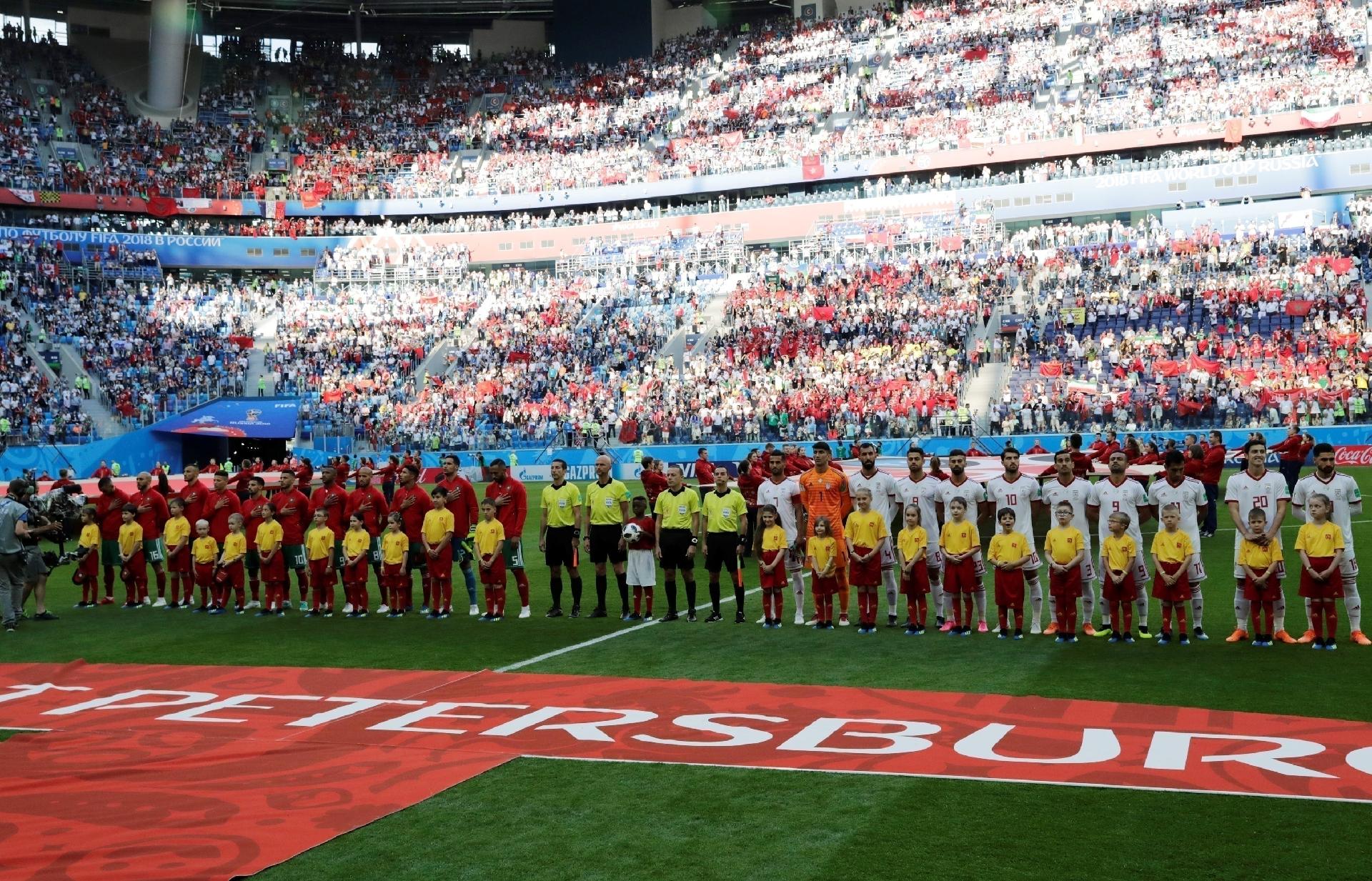 Jogadores de Marrocos e Irã enfileirados - HENRY ROMERO/REUTERS