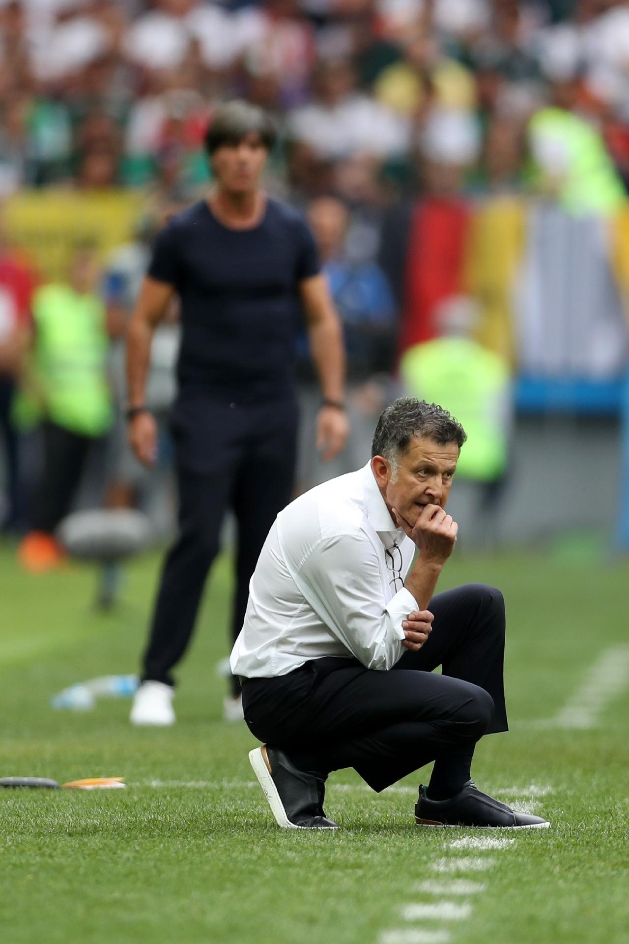 Juan Carlos Osorio, técnico do México, observa duelo contra Alemanha - Clive Rose/Getty Images