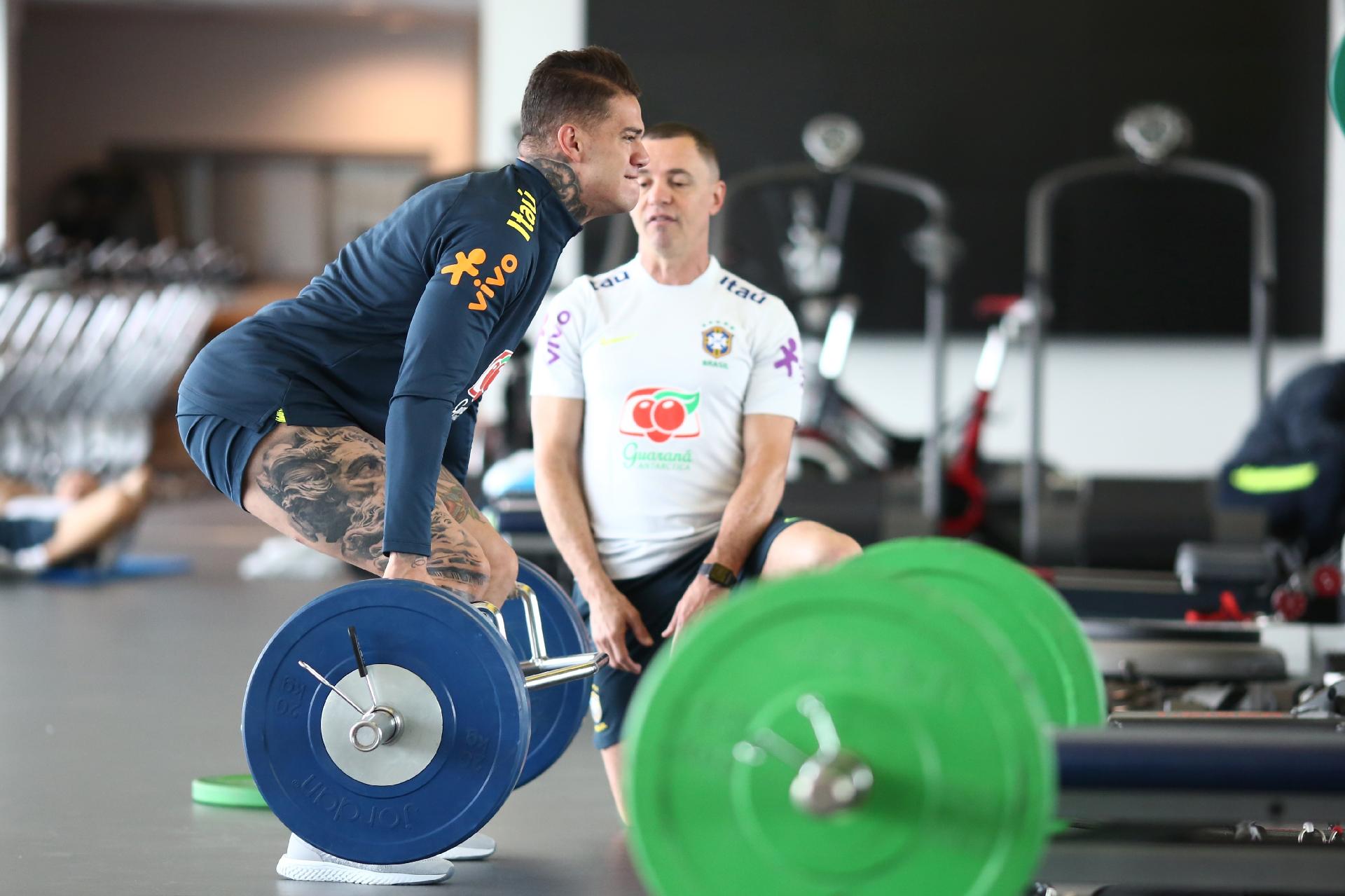 Goleiro Ederson faz exercício físico - Lucas Figueiredo/CBF