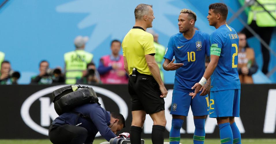 Neymar e Thiago Silva conversam com o árbitro durante a partida do Brasil contra a Costa Rica
