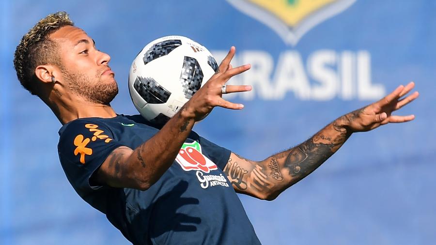 Neymar domina a bola no peito durante treino da seleção brasileira - AFP PHOTO / Nelson Almeida