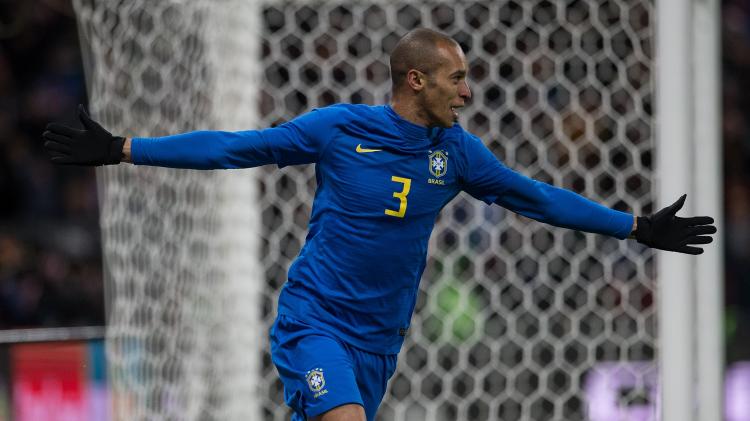 Miranda comemora o gol marcado para o Brasil contra a Rússia - Pedro Martins / MoWA Press - Pedro Martins / MoWA Press