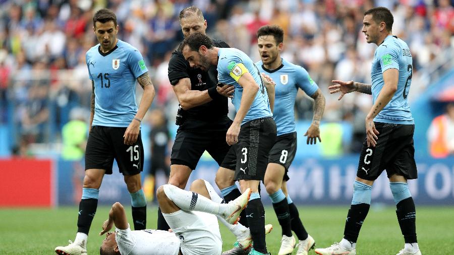 Confusão entre os atletas de França e Uruguai, com Mbappé no chão - Getty Images