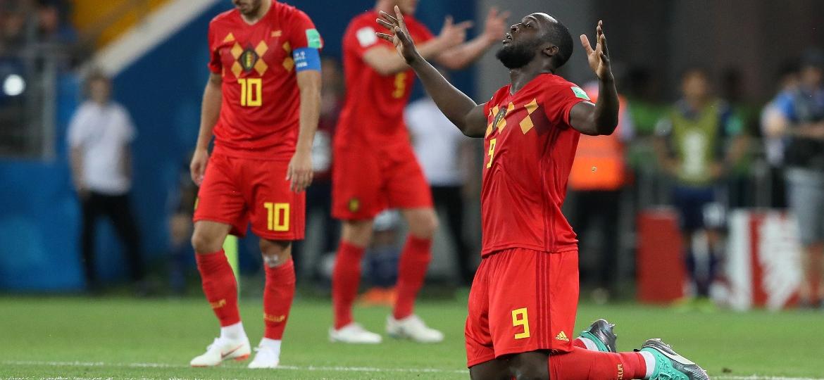Romelu Lukaku, da Bélgica, de joelhos após vencer do Japão - Kevin C. Cox/Getty Images