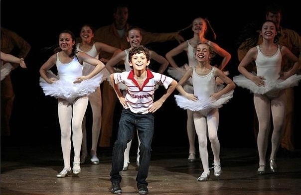 Tom Holland é um ator e dançarino inglês, mais conhecido por interpretar o papel principal em "Billy Elliot the Musical" no Victoria Palace Theatre, em Londres - Reprodução