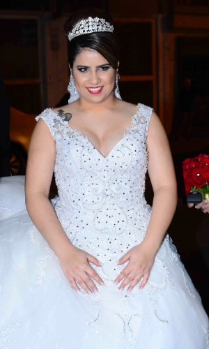6.jun.2015- A noiva Thaís Baptista usa um vestido decotado para casar com Neném
