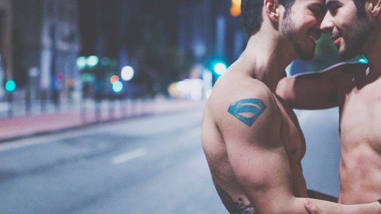 O casal posou para o projeto Chicos, idealizado pelos fotógrafos Fábio Lamounier e Rodrigo Ladeira, que tem como objetivo retratar as particularidades de homens gays - Chicos/Divulgação - Chicos/Divulgação