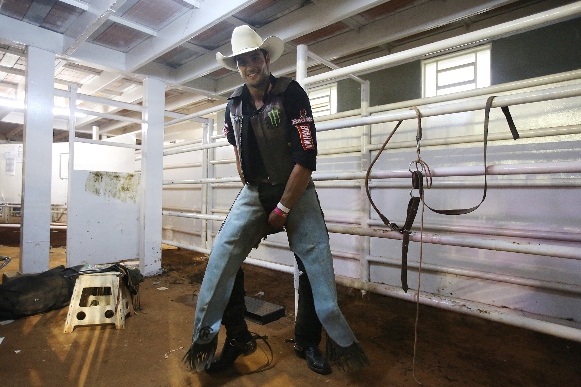 20.ago.2015 - André monta em touro no profissional, em cavalo no estilo cutiano, em cavalo no estilo Berbek e cela americana - Reinaldo Canato/UOL
