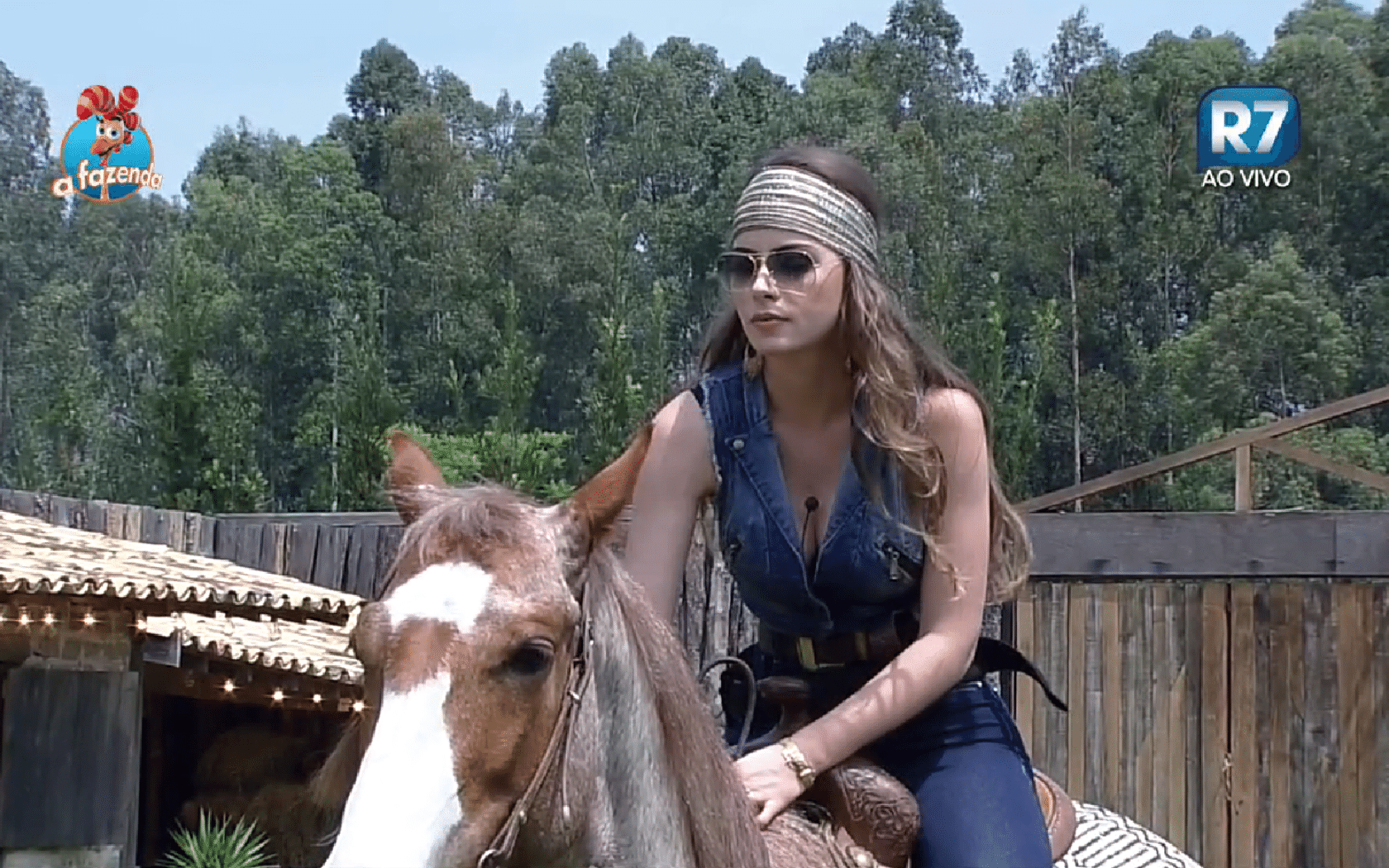 01.out.2015 - Rayanne Morais mostra exemplos de galopes aos peões - Reprodução/Record