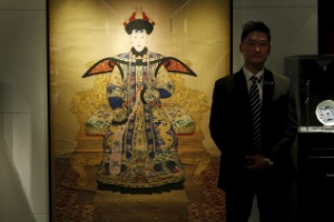 1º.set.2015 - Pintura imperial de Chunhui, consorte preferida do imperador durante a dinastia Qing, de autoria de Giuseppe Castiglione, que foi vendida por US$ 17 milhões em leilão - Bobby Yip/Reuters
