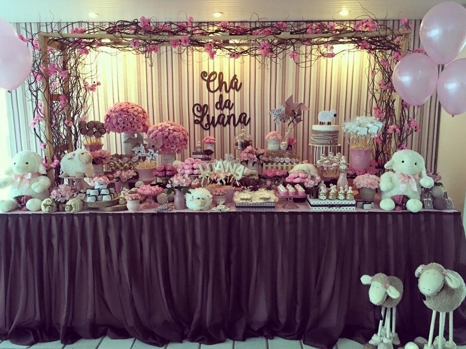 Vista geral da mesa principal do chá de fraldas com tema ovelhinhas, decorado pela Thanks Grife de Festas (www.facebook.com/thanksfestas). A mesa foi forrada com tecido Oxford no tom rosa seco e ganhou uma saia de voal marrom. Ao lado, balões rosa perolizados de André Figueiredo & Grace Pires (instagram.com/andrefigueiredoo). Arranjos de lisiantus, astromélias, rosinhas e cravos deram um charme encantador ao evento - Divulgação