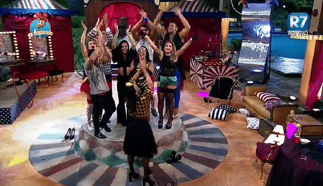 6.nov.2015 - Ao final da música, todos gritaram e aplaudiram em homenagem à Li Martins - Reprodução/Record