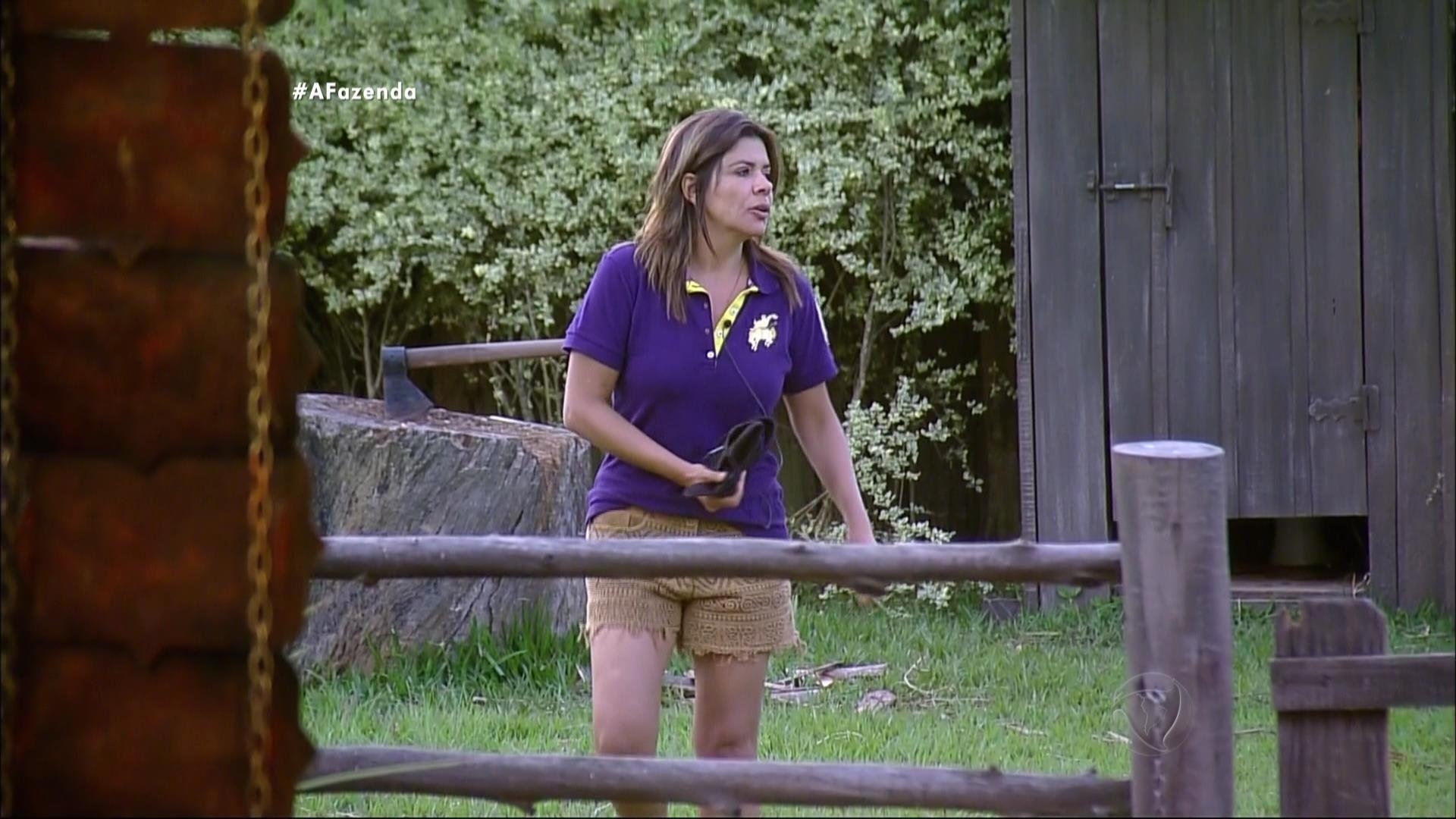 12.nov.2015 - Douglas Sampaio avisa que votará em Mara, peoa retruca: "Vai enterrar o seu talento. Só louco te contrata" - Reprodução/Record