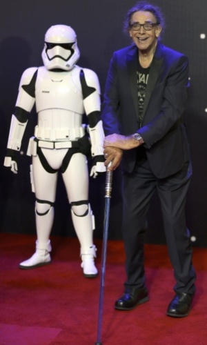 16.dez.2015 - Peter Mayhew, que interpreta Chewbacca, ao lado de soldado stormtrooper