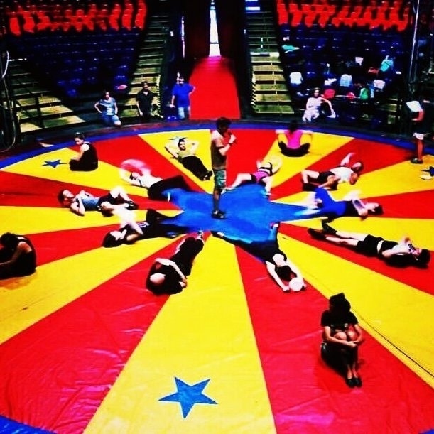 22.fev.2016 - Elenco de "Os Saltimbancos Trapalhões 2 - Rumo a Hollywood" faz preparação no circo do ator Marcos Frota, no Rio de Janeiro - Reprodução/Instagram/willyand