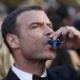 28.fev.2015 - Liev Schreiber toma um shot de bebida no tapete vermelho do Oscar - Ethan Miller/Getty Images/AFP